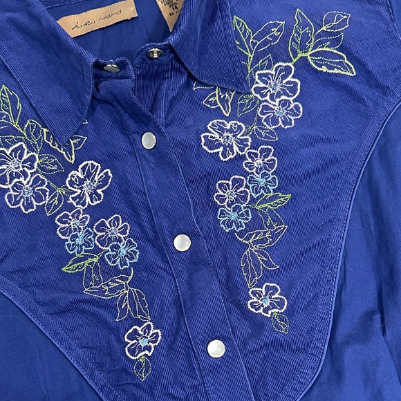 Western Floral Embroidered Country Button-Down Shirt in Blue-  Cowgirl- NWT - Picture 11 of 13
